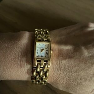 Gold platted, for a small wrist. Battery needed.